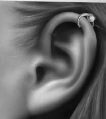 kolczyk w uchu helix