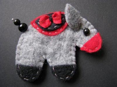 OSIOŁEK broszka filcowa przypinka do czapki