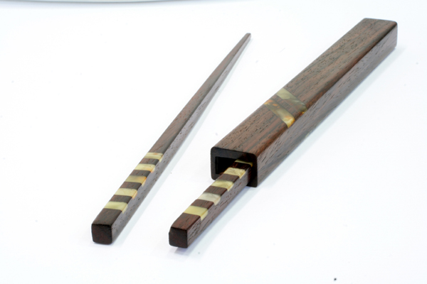 Oryginalne pałeczki do sushi w drewnianym futerale
