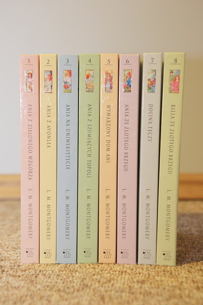 8 tomów książek z serii Ania z Zielonego Wzgórza