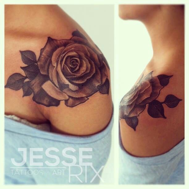róża na ramieniu, tatuaż 
