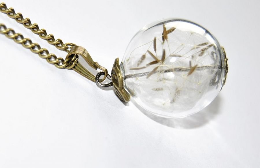 Biżuteria z żywicy z zatopionym dmuchawcem