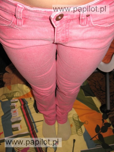 Różowe jeansy
