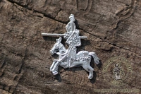 Rycerz na koniu replika średniowiecznej przypinki