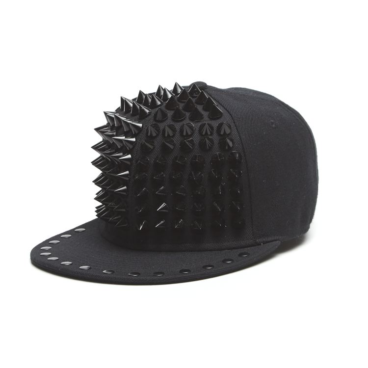 Czarna czapka z ćwiekami