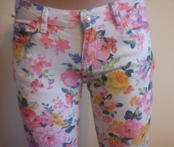 SPODNIE W KWIATY / RURKI / BIODRÓWKI
