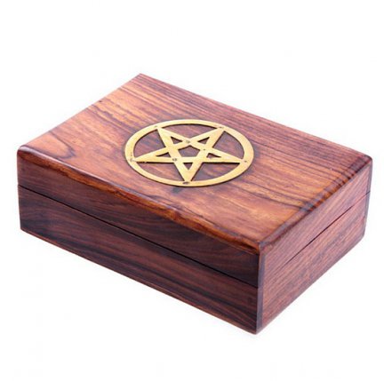 szkatułka z drewna ozdobiona pentagramem 