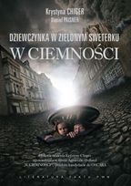 Dziewczynka w zielonym sweterku. W ciemności